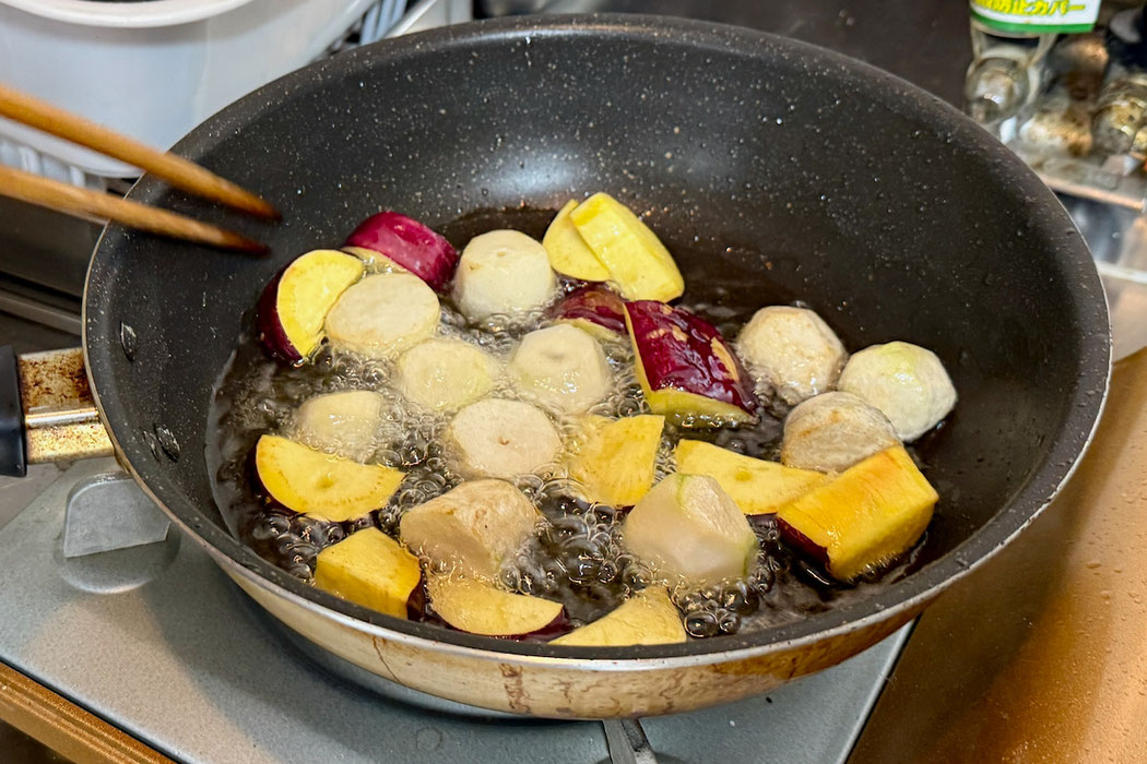 土地の旬の野菜の素揚げ。それぞれが想い想いにつくった料理が食卓に並ぶ。