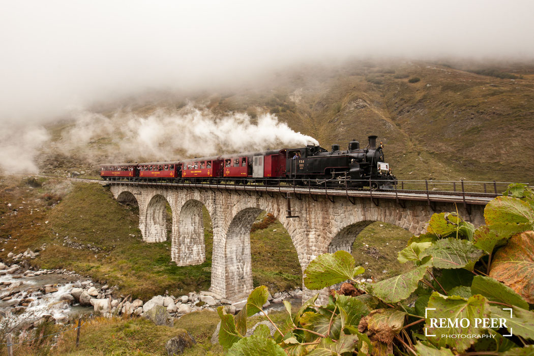 Dampfbahn Furka Bergstrecke - Steinstafelviadukt - Dampflok HG 3/4 (Foto von Remo Peer)