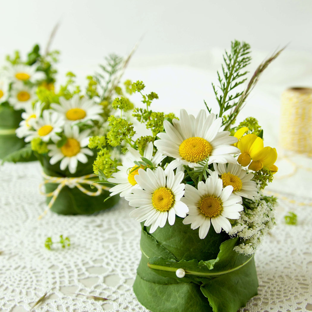 Blumengesteck weisse Margeriten, Frauenmantel, Gräser und Giersch