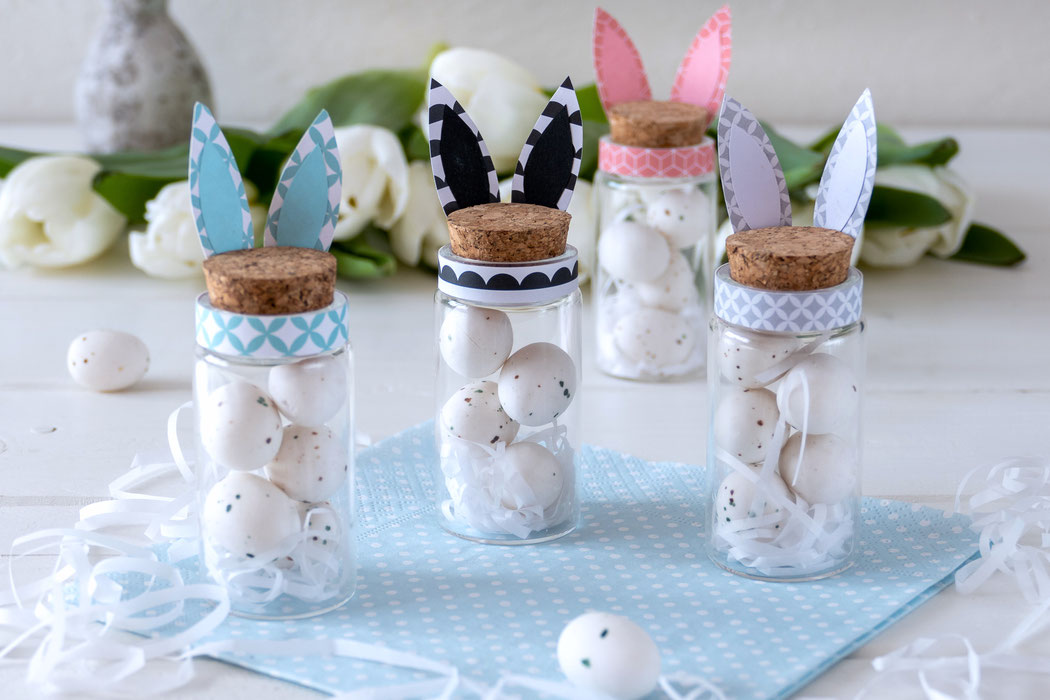 Gläser mit Korkdeckel, Manschette und Hasenohren aus Papier. Gefüllt mit Ostereiern aus Marzipan