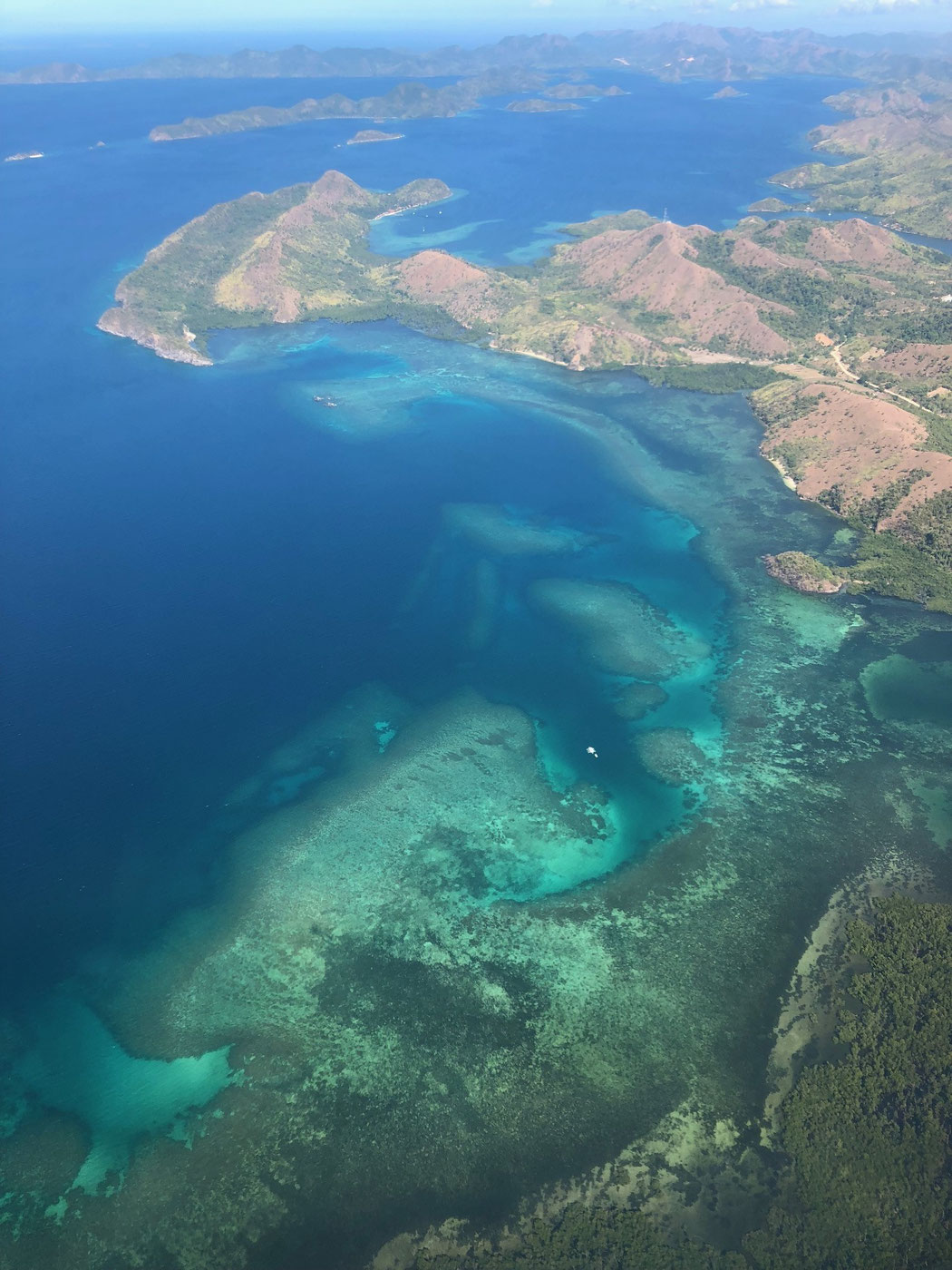 Vue irréelle de l'avion en arrivant à Coron