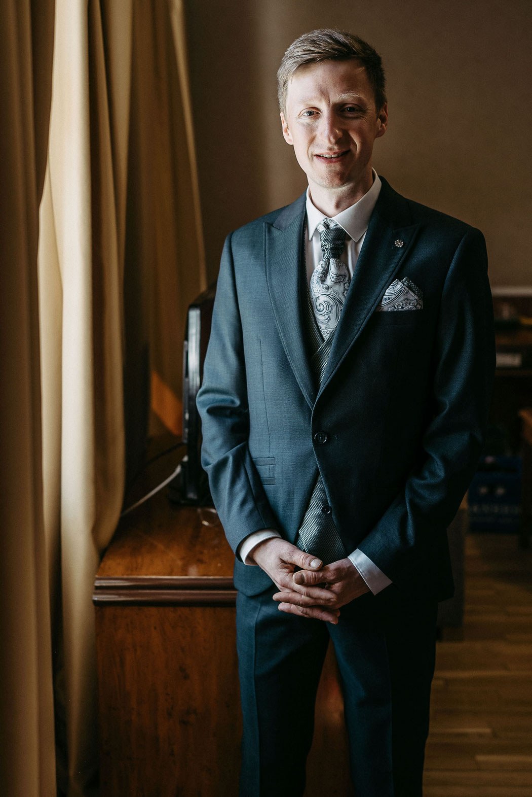 Ein letzter Blick in den Spiegel: Bräutigam Benedict kurz vor der Trauung.
