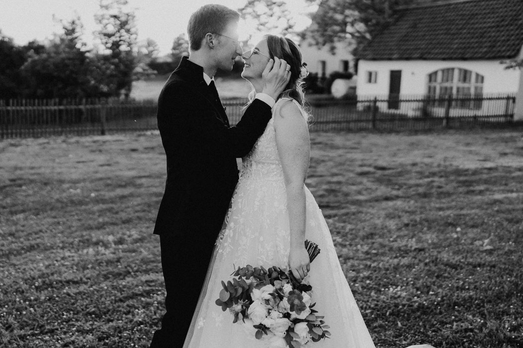 Hochzeitsfotograf Goslar: Romantische Paarfotos im Klostergarten bei Sonnenuntergang.