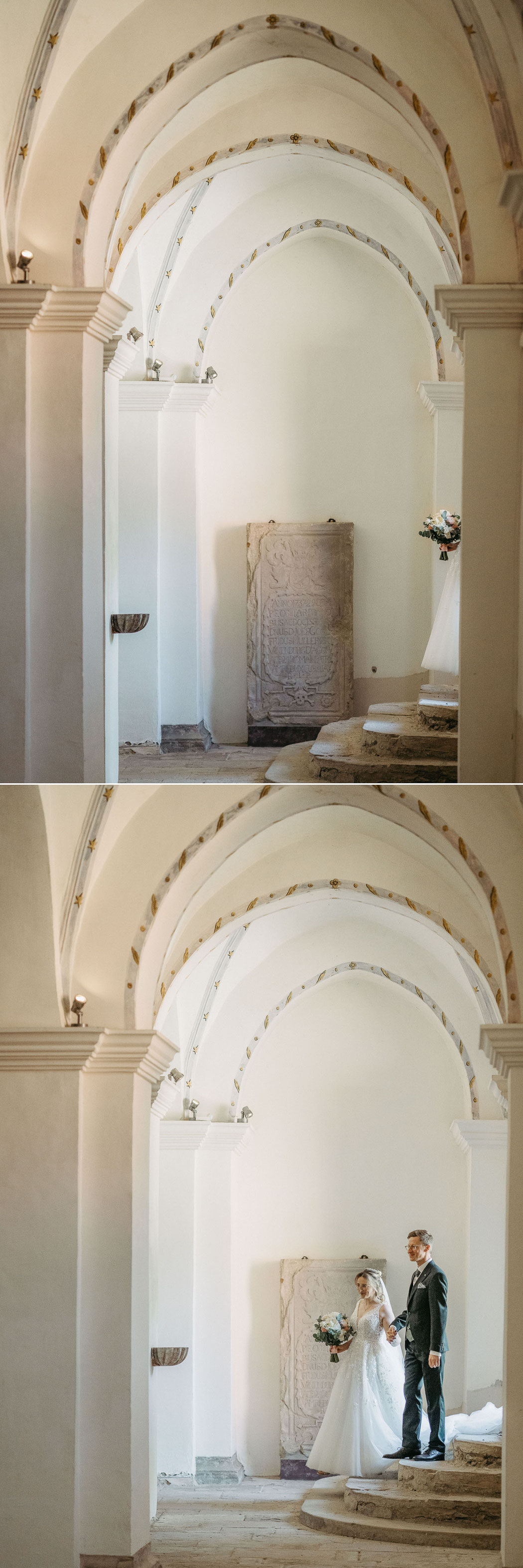 Hochzeitsfotograf Goslar: Einzug des Paares durch das historische Kirchenportal.