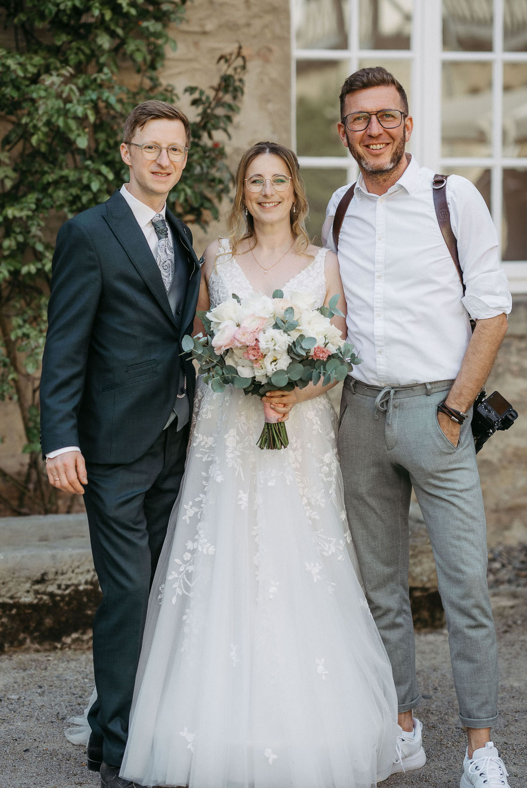 Fotograf Ben Pfeifer zusammen mit einem Hochzeitspaar im Harz im Kloster Wöltingerode. Ben Pfeifer ist deutschlandweit als Hochzeitsfotograf buchbar