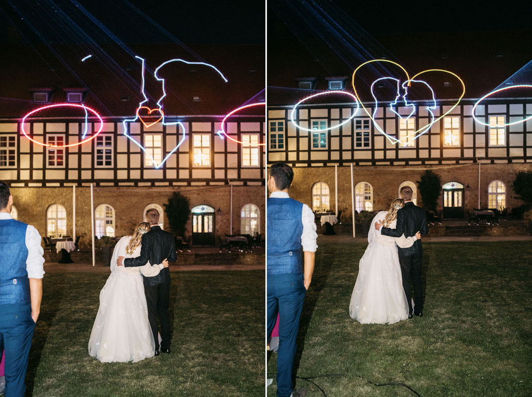 Ein unvergesslicher Abschluss: Das Brautpaar vor der Lasershow auf der Klosterwiese.