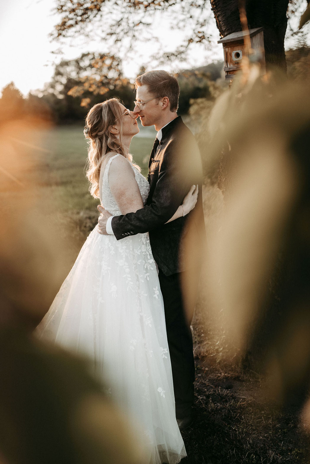 Golden Hour Shooting Niedersachsen: Die warme Abendsonne betont die Details des Brautkleids.