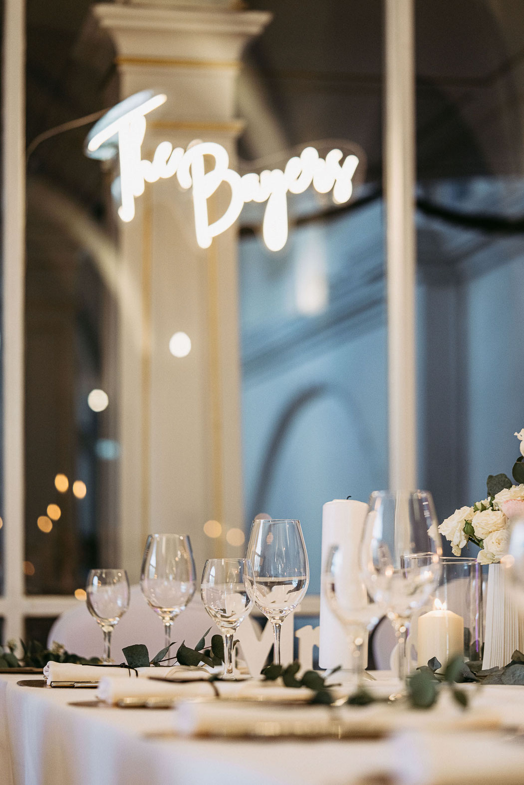 Detailaufnahme: Edle Tischdekoration für die Maihochzeit in Niedersachsen.