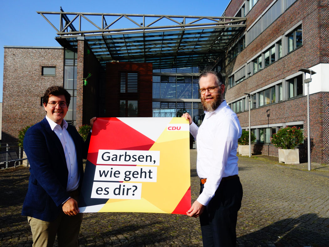 Christof Wenzel (links) und CDU-Stadtverbandsvorsitzender Björn Giesler mit dem Plakat zum Auftakt der Bürgerbefragung (Quelle: CDU Garbsen)