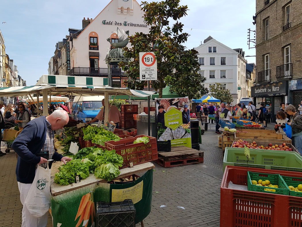 Der Markt in Dieppe in der Normandie. Verfallsdatum: 21.06.2028