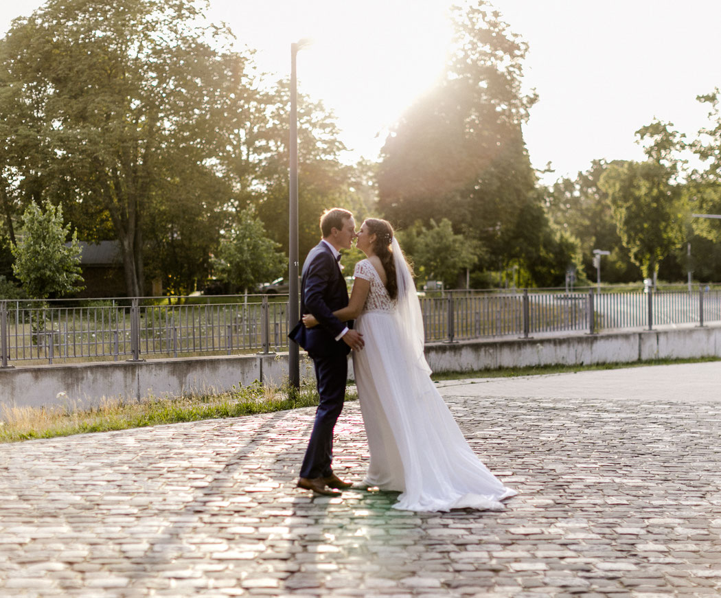 Scheunenhochzeit, Hochzeit Oldenburg, Hochzeit Bremen, Sabine Lange, Hochzeit Nordsee, Hochzeit Ostsee, Hochzeitsfotograf, Hochzeit Fehmarn, Hochzeit Norderney, Brautkleid, Gut Wahnbek, Strandhochzeit, jüdische Hochzeit, freie Trauung, Inselhochzeit, Vani