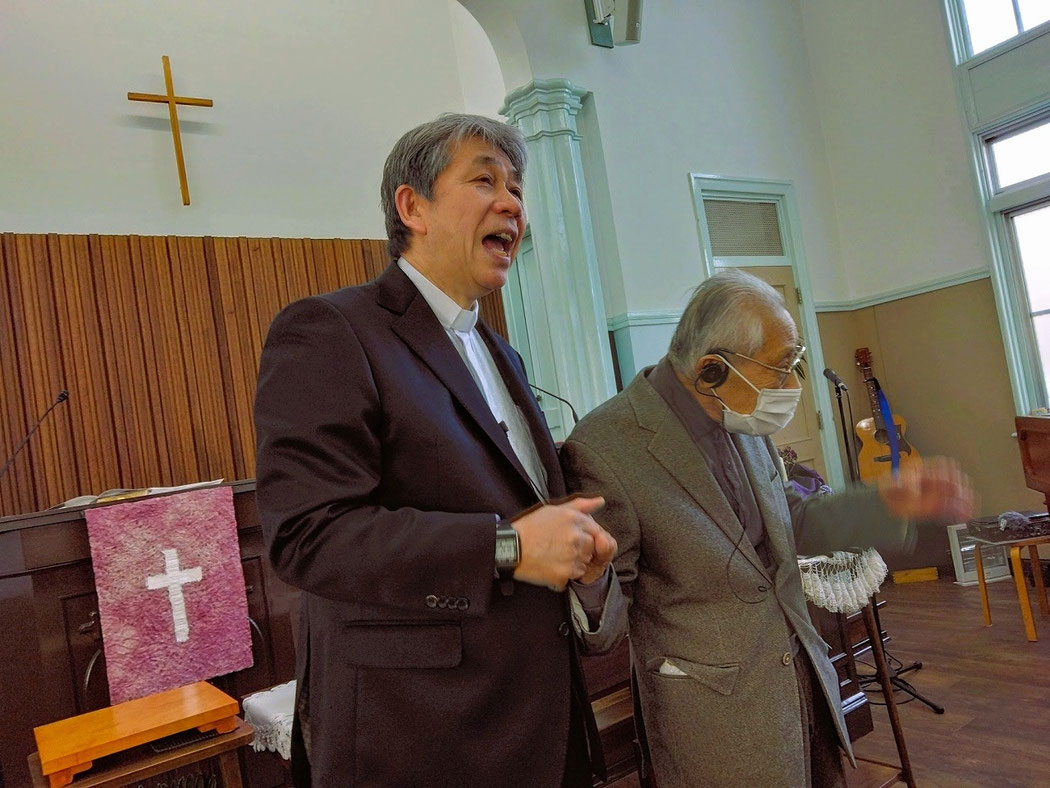 2026年3月1日(日)礼拝の前半にて 102歳のお誕生日をこの日迎えられた正さんを、みんなでお祝いです。ハッピーバースデーを予告なしに歌い出しました。