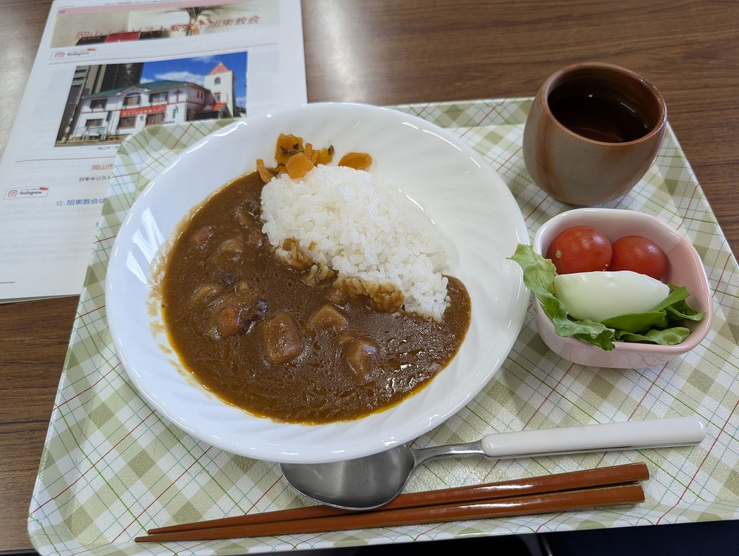 2026年3月15日（日）礼拝後のほっとタイムのごちそう　新しく教会で購入した大型業務用？炊飯器で炊けたおいしいごはんに、ボンカレーが提供されました。ボンカレー侮れません。立派なお味でした！