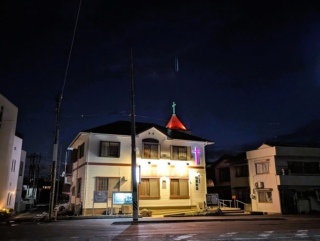 2025年7月6日（日）　の夜の教会堂です。いろんな思いをもって集った方たちが、旭東教会を経て、それぞれのつましい暮らしに戻っていかれました。