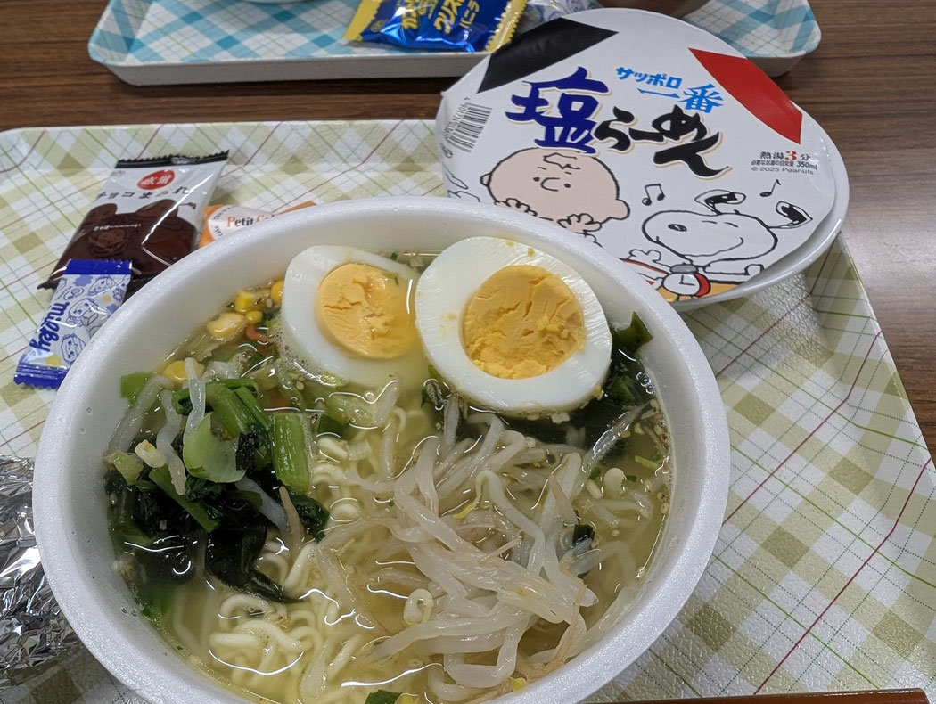 2026年1月4日(日) 礼拝後のオープンほっとタイムはカップ麺を頂くお昼。でも、こんな形で豊かなカップ麺になりました。200円とはかたじけない。