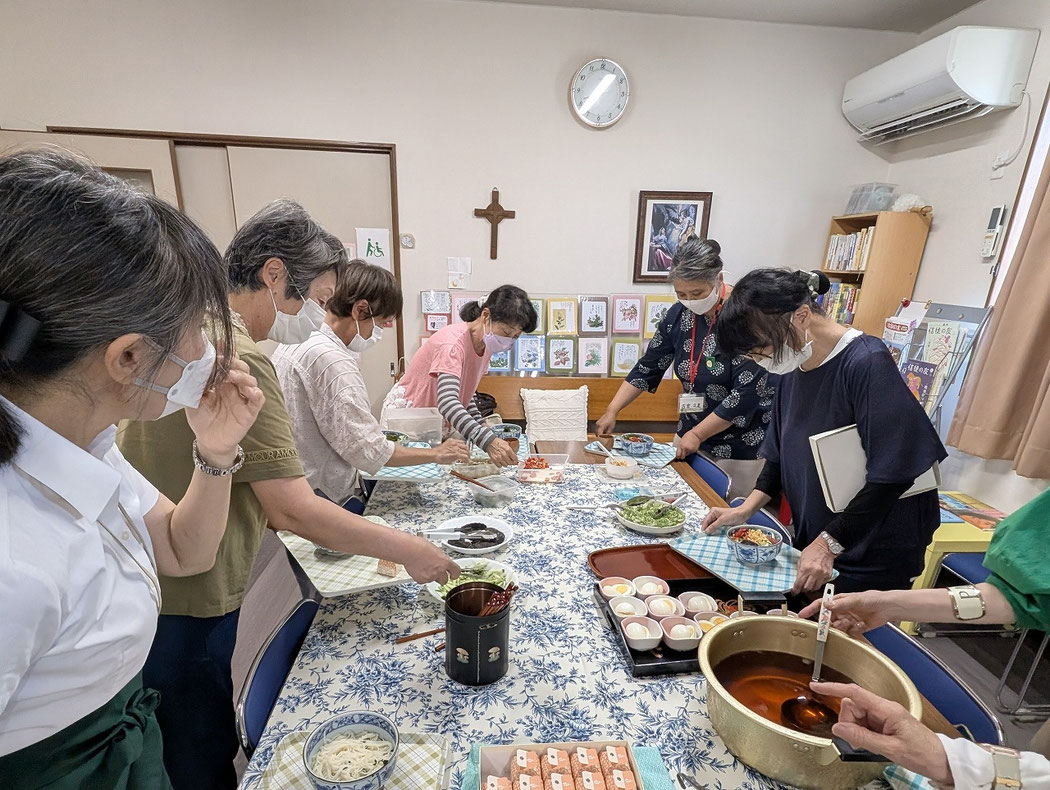 2025年8月3日(日)礼拝後、平和を祈り求める会の前に、「こんなにおいしいそうめん ないのでは」というお昼の時間がありました。お丼に入ったそうめんにトッピングをして、お汁をかけてできあがります。ゆで卵、そして、飲み物もついて破格の200円で頂けました!