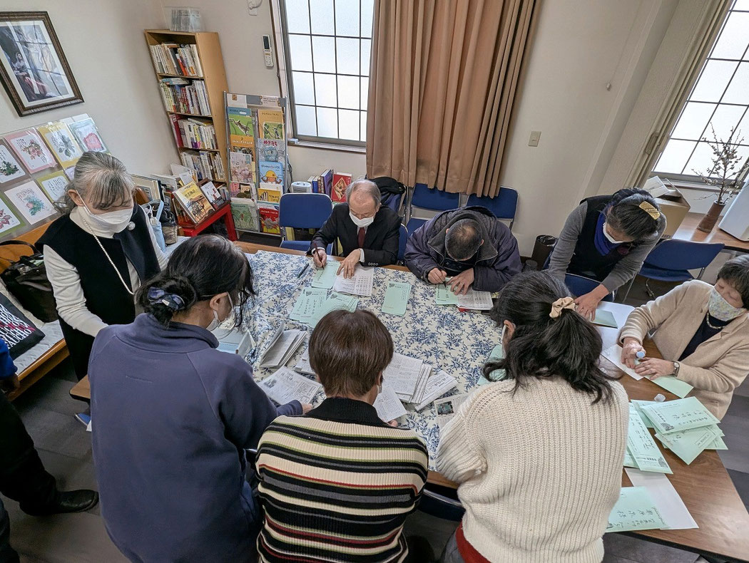 2026年3月8日（日）礼拝後　教会報『緑の牧場（まきば）』の発送作業の様子です。集会室にて。