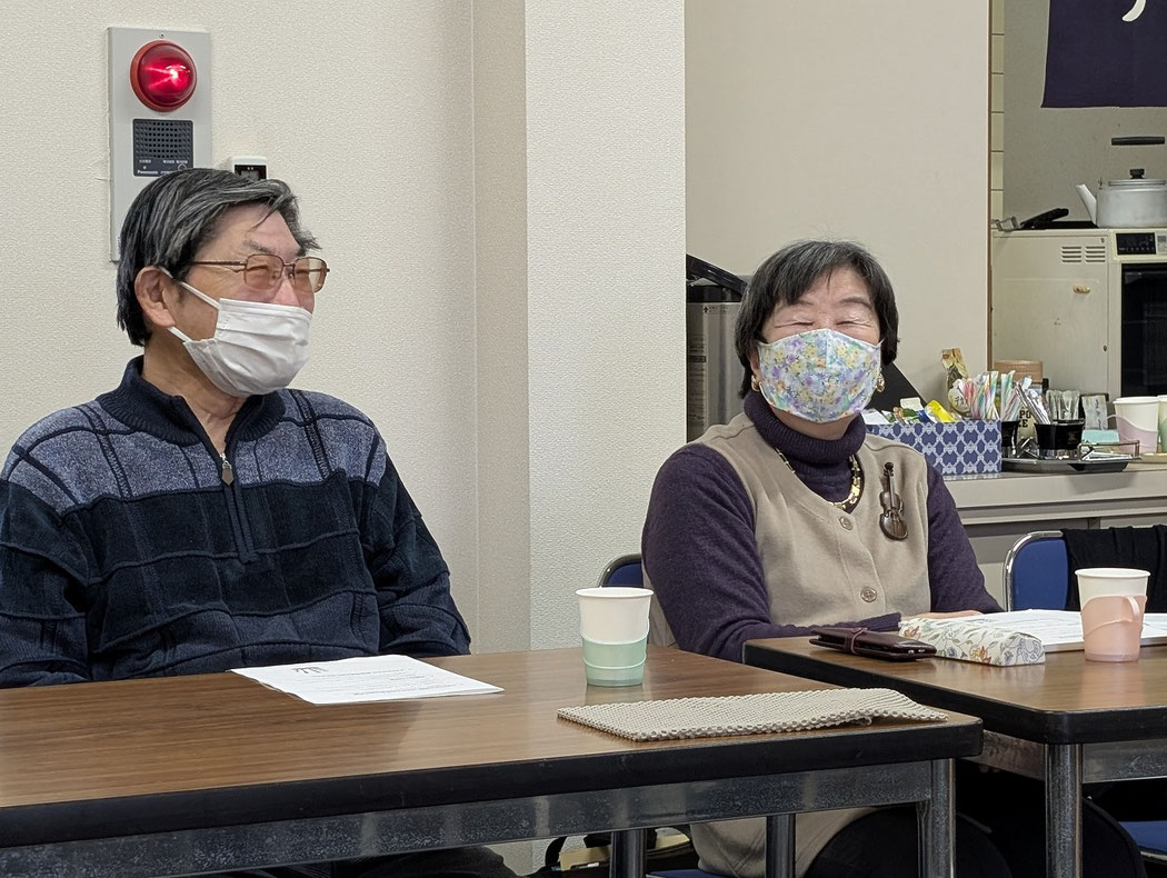 2026年2月22日(日)礼拝後、ほっとタイムでおいしいきつねうどんを頂いたあと、午後1時から、この時期恒例の「生き生き教会作りの会」が行われました。その最後の方の時間帯での寛さんと光代さんの笑顔です。わたし的にはとても嬉しい一枚!