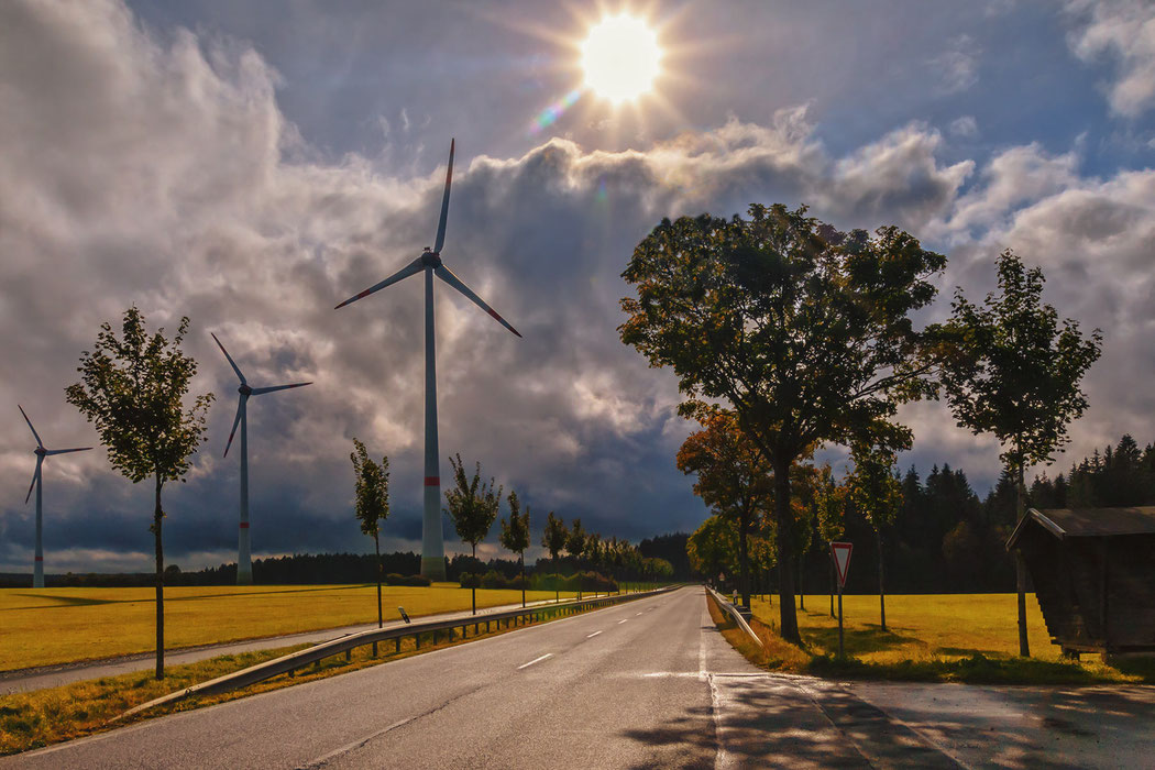 Windkrafträder neben einer Landstraße auf den Feldern ♦ © Jutta M. Jenning/mjpics.de