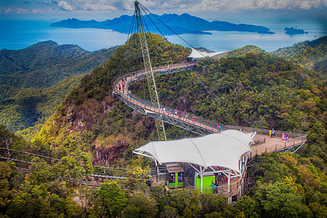 Die Sky Bridge mit ihren Plattformen auf Langkawi mitten im Dschungel mit Blick auf die Andamanensee. Fotos kostenlos downloaden bei www.mjpics.de