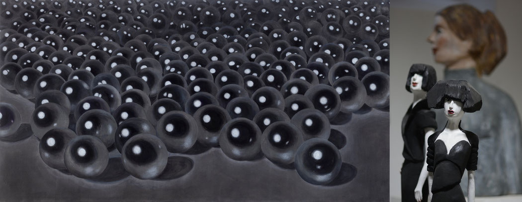 Malerei "ohne Titel" von Elisabeth Mehrl (Photo: Raphael Lichius) und die Holzskulpturen "Cocos" von Christiane Erdmann (Photo: Hannah von Schuckmann)