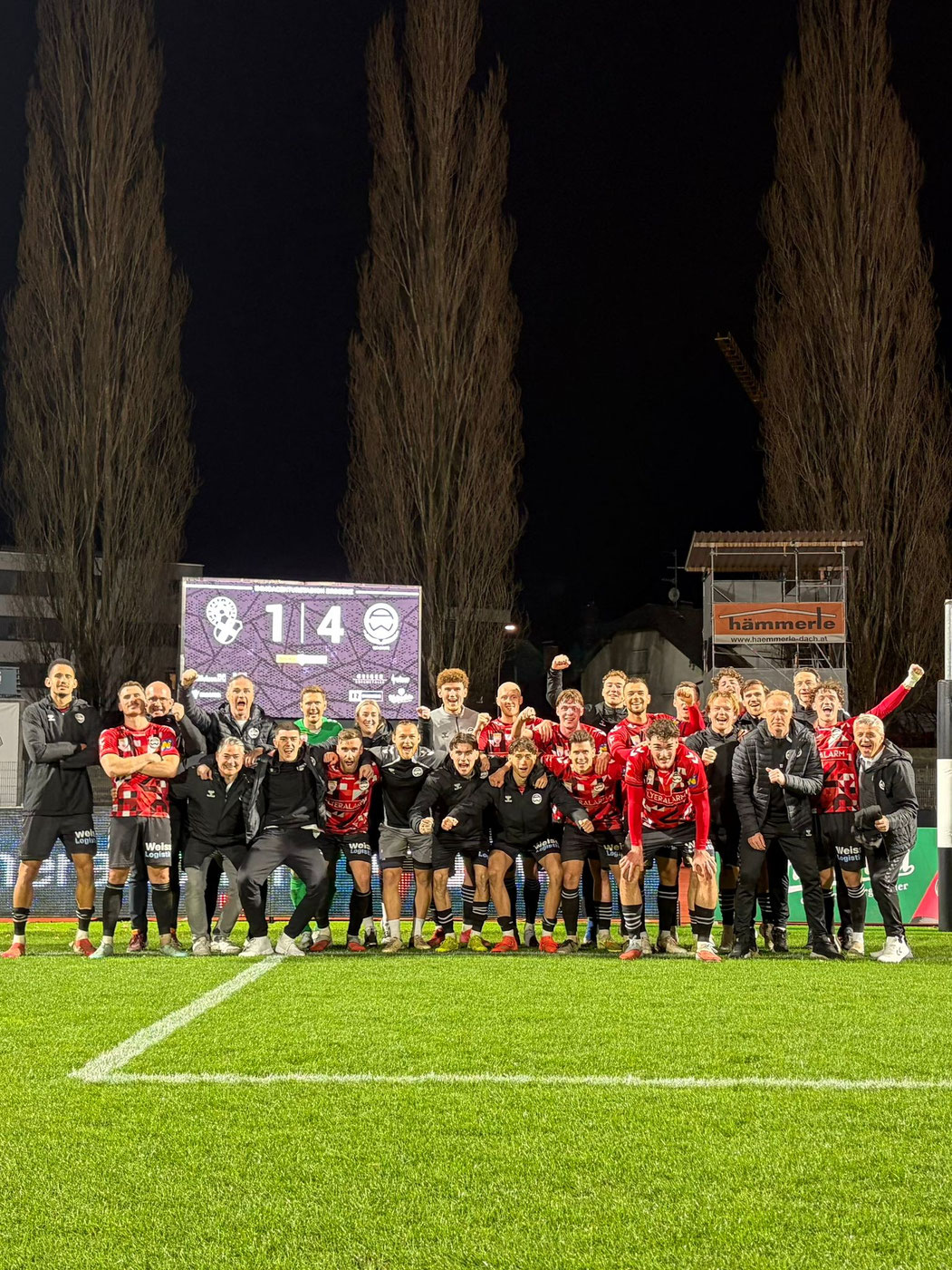 In gewohnter Manier posierte das Team vor der Vidiwall diesmal leider ohne mitgereiste Fans