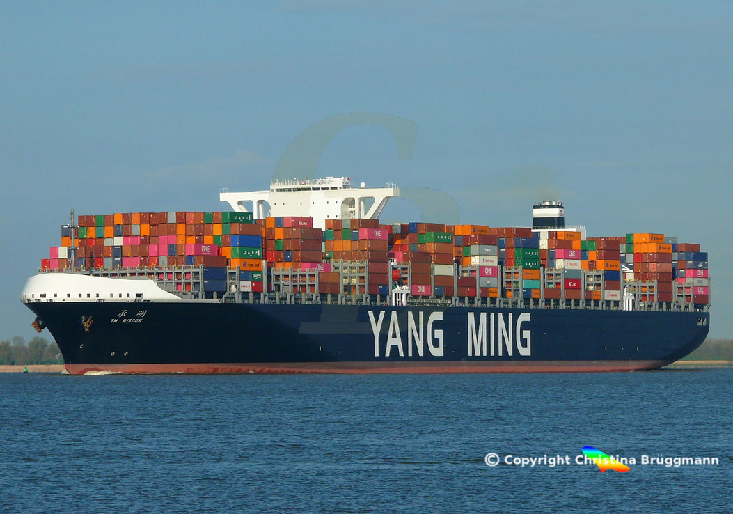Containerschiff YM WISDOM auf dem Weg zum Erstbesuch in Hamburg, 12.04.2019