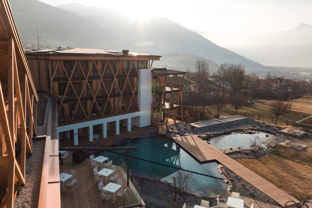 GARBERHOF Design & Hamam Retreat im Vinschgau, Südtirol Zwischen Apfelgärten und den Bergen des Obervinschgaus verbindet der Garberhof ruhige Architektur, entspannte Wellnessmomente und herzliche Gastfreundschaft. 
