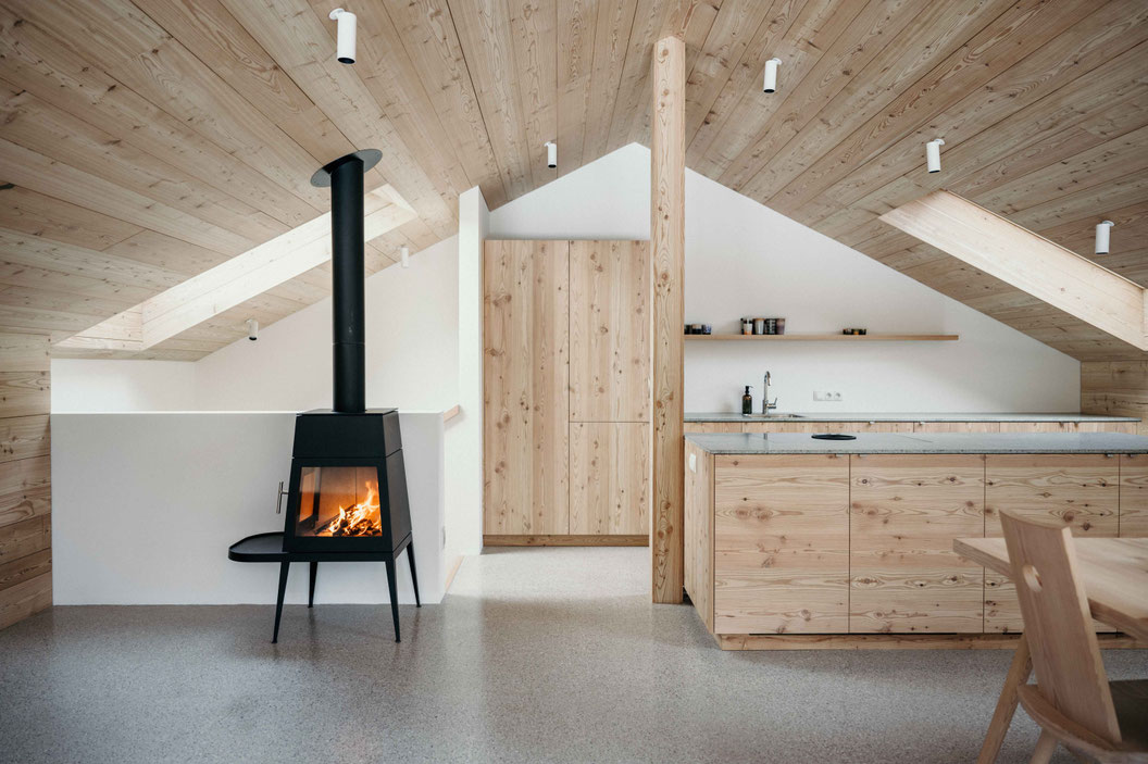 KARERHOF Moderne Apartments am Bio-Bergbauernhof in den Dolomiten Zwischen Rosengarten und Latemar verbindet der Karerhof klare Architektur mit echtem Bergleben. In absoluter Alleinlage entstehen stilvolle Rückzugsorte, die Ruhe, Natur und modernes Design
