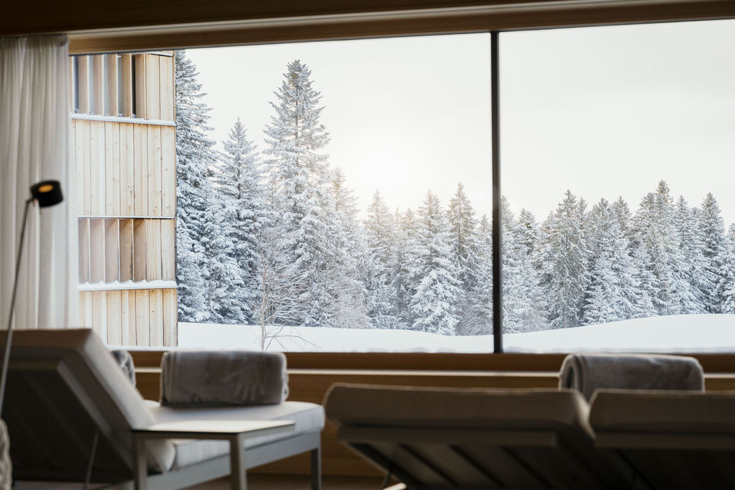 Blick aus dem Wellness-Ruheraum der Fuchsegg Eco Lodge auf die verschneite Winterlandschaft im Bregenzerwald ©Marika Unterladstätter