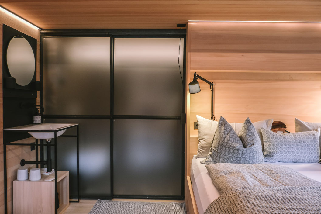 BENEDIKTA Historisches Design-Chalet im Montafon, Vorarlberg Traditionelle Montafoner Architektur trifft auf klare, moderne Gestaltung: Die Benedikta in Vandans ist ein stilvoller Rückzugsort für alle, die das Besondere suchen – mit viel Raum für gemeinsa