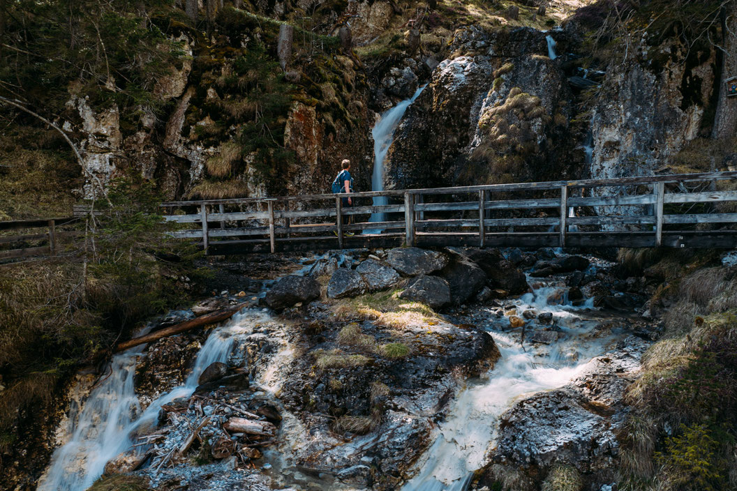 SARNTHEIN WASSERFALL & AUSSICHTSPLATTFORM ADLERBLICK Rundwanderung im Gschnitztal, Tirol Abwechslungsreiche Rundwanderung in Trins im Gschnitztal mit weitem Blick vom Adlerblick bis zu den Gletschern am Talschluss – und märchenhaften Momenten beim Sarnthe
