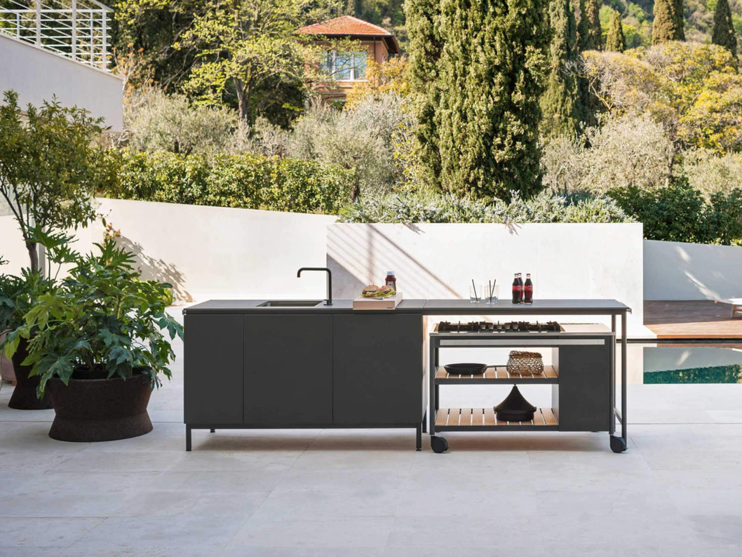 platzsparender Aufbau einer Outdoorküche
