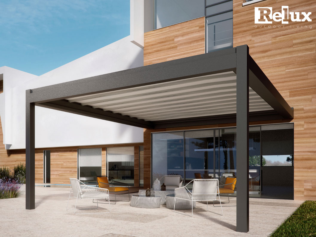 Kubische Faltdachpergola über Terrasse mit Hausanschluss