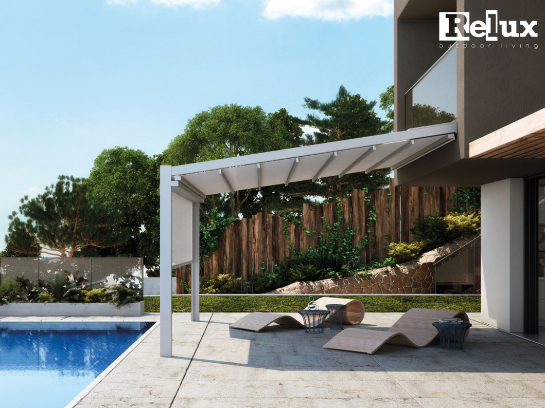 Faltdachpergola Pratic Fusion mit integrierten Screen beschattet Liegebereich