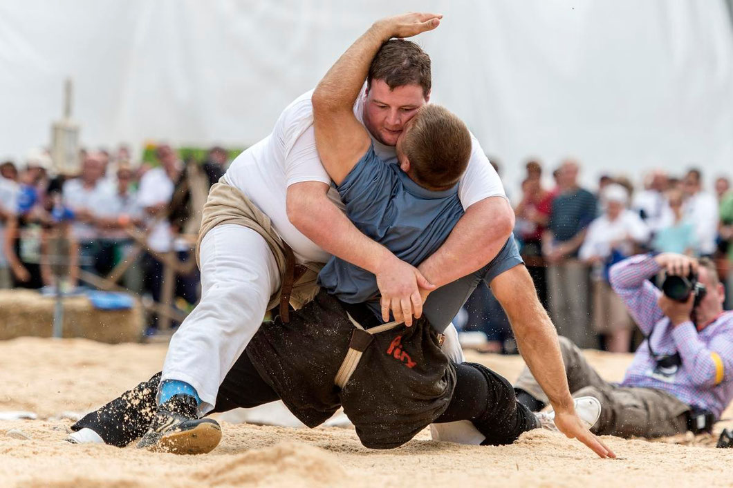 Florian Gnägi gegen Willy Graber am Bernisch-Kantonalen Schwingfest in St. Imier