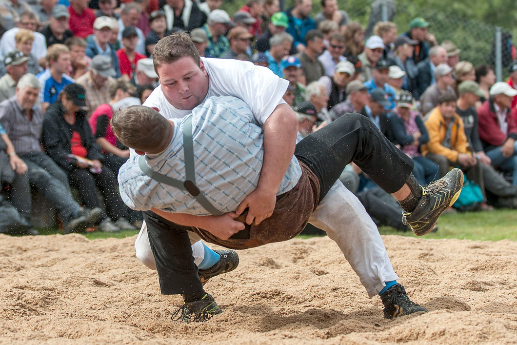 Florian Gnägi gegen Adrian Steinauer am Brünig Schwinget 2014