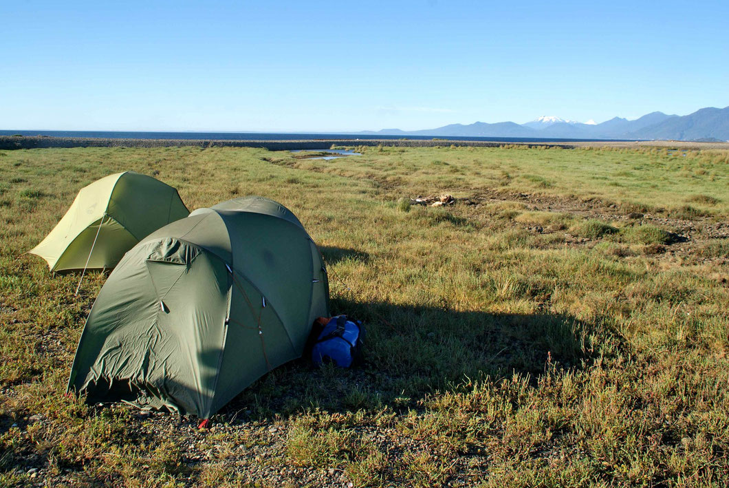 Première nuit sur la Carretera Austral, le long de la côte entre Contao et Hualaihué. La marée haute est venue nous surprendre (10-40 cm d'eau) à 1h30 du matin.