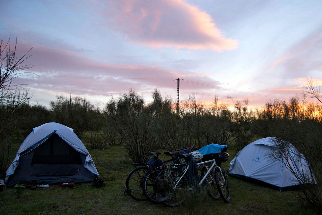 Europa. Das Abenteuer geht weiter. Unsere erste Nacht im Ersatzzelt draussen in der Pampa.