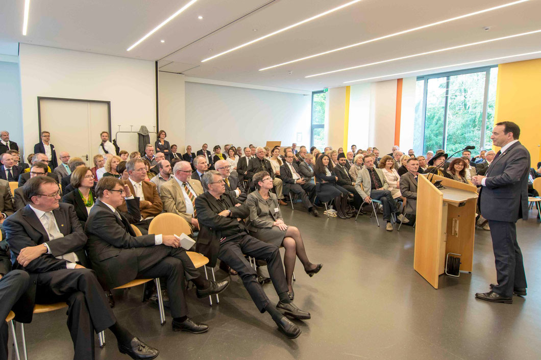 Der hessische Kultusminister Alexander Lorz. Vorne hören zu Bischof Martin Hein (v.l.n.r.), Kirchenpräsident Volker Jung; Chefredakteur Arnd Brummer, Direktorin Gudrun Neebe (Foto: Karl-Günter Balzer)