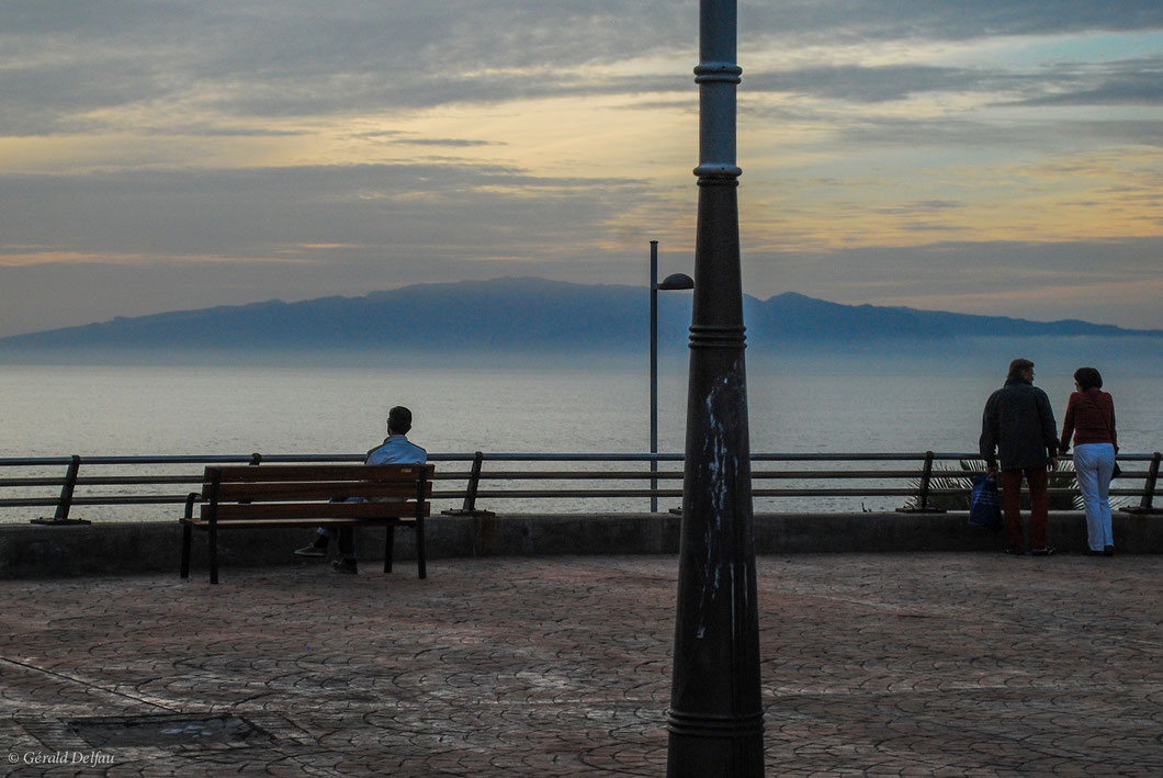 L'installation d'équipements urbains de Callao Salaje donne une vue sur l'océan Atlantique et l'île de la Gomera 