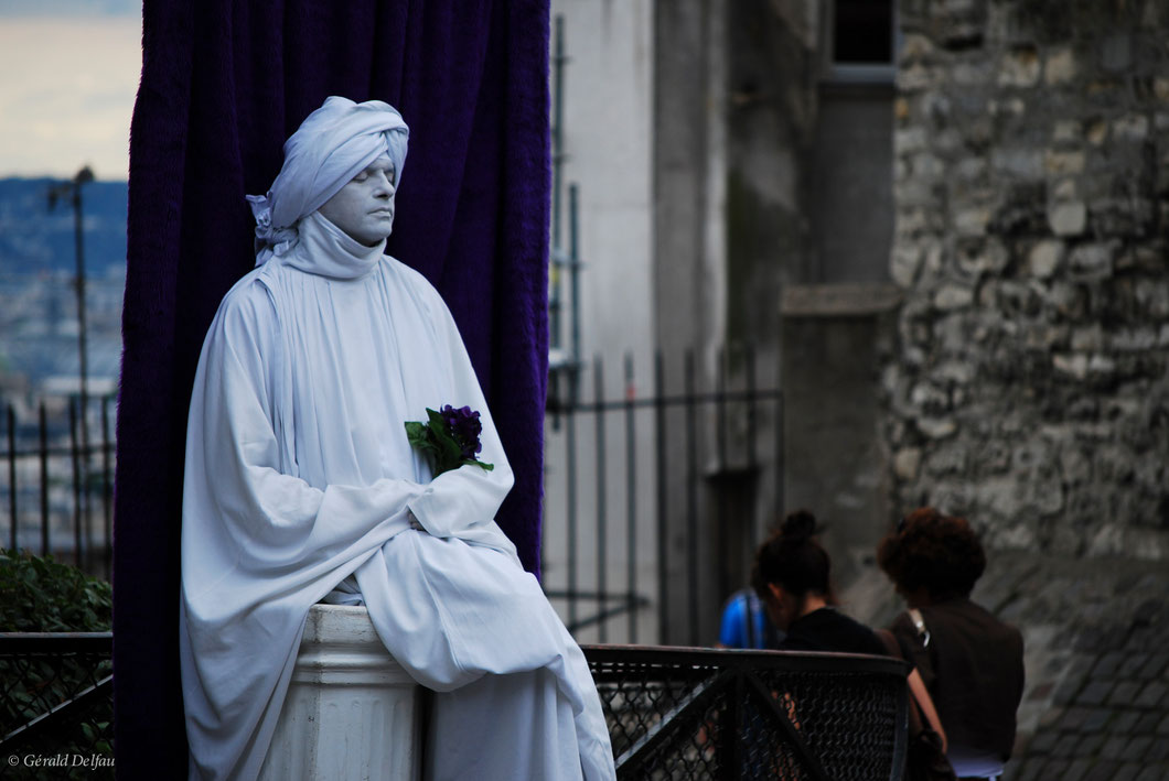 Mime en action à Montmartre à Paris