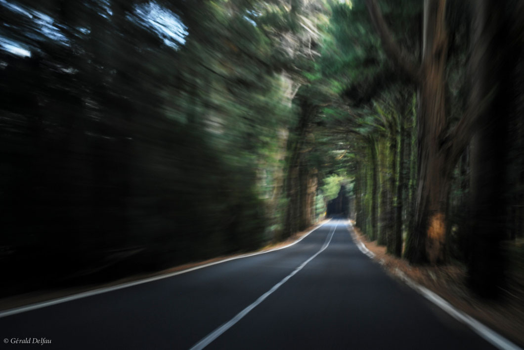 Flou bougé sur la route de l'île de la Gomera dans l'archipel des Canaries