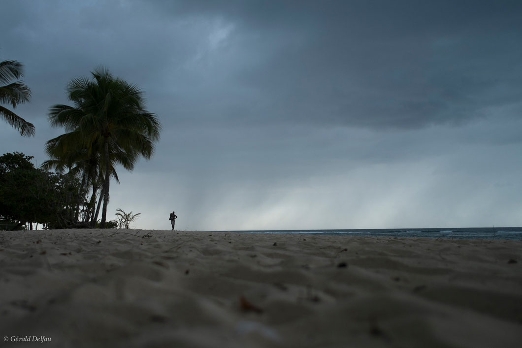 Fin de la baignade, à Anse Bertrand à la Guadeloupe, avant la volée du soir. Le ciel est chargé d'un orage imminent