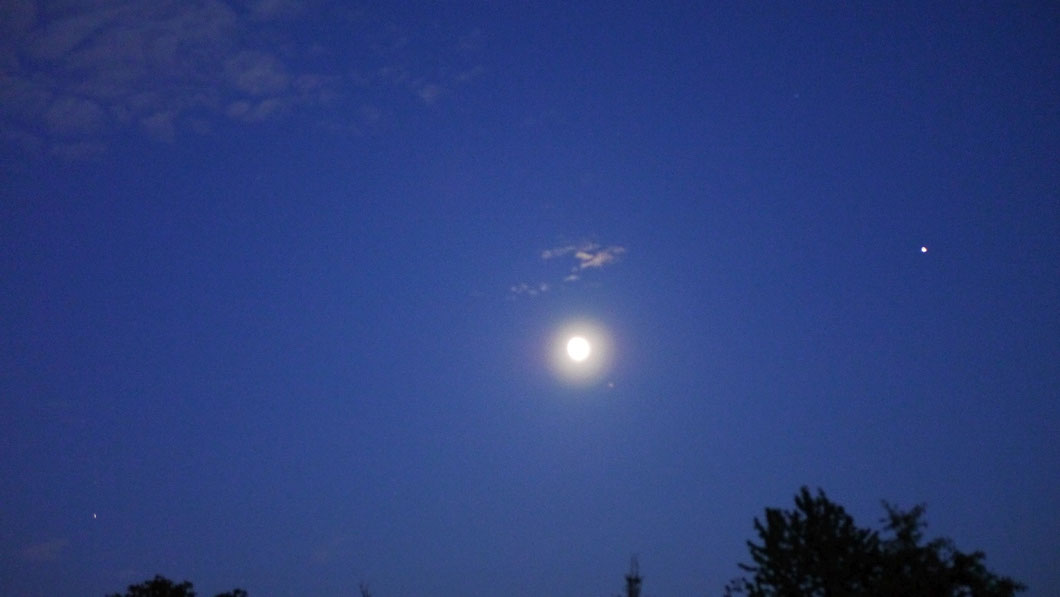 Planet Saturn (links unten), Mond und Planet Jupiter (rechts oben) am 14.07.2019. Ort der Aufnahme: Mittergars/Bayern