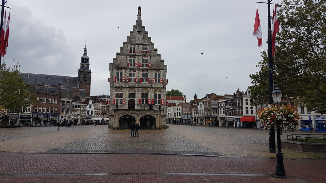 Marktplatz mit Rathaus in Gouda/Niederlande