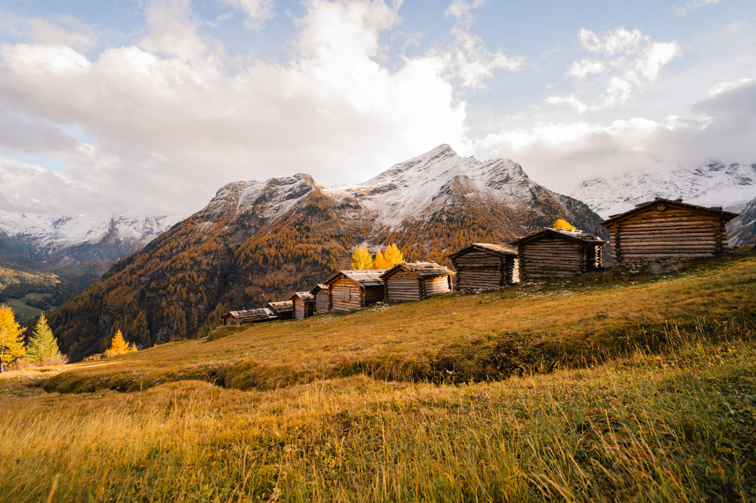 LOBISA SCHUPFN Tauferer Ahrntal, Südtirol Leichte Familienwanderung in Rein in Taufers: Zu den Lobisa Schupfn mit Almwiesen, Lärchenwald und urigen Heustadeln im Naturpark Rieserferner-Ahrn.