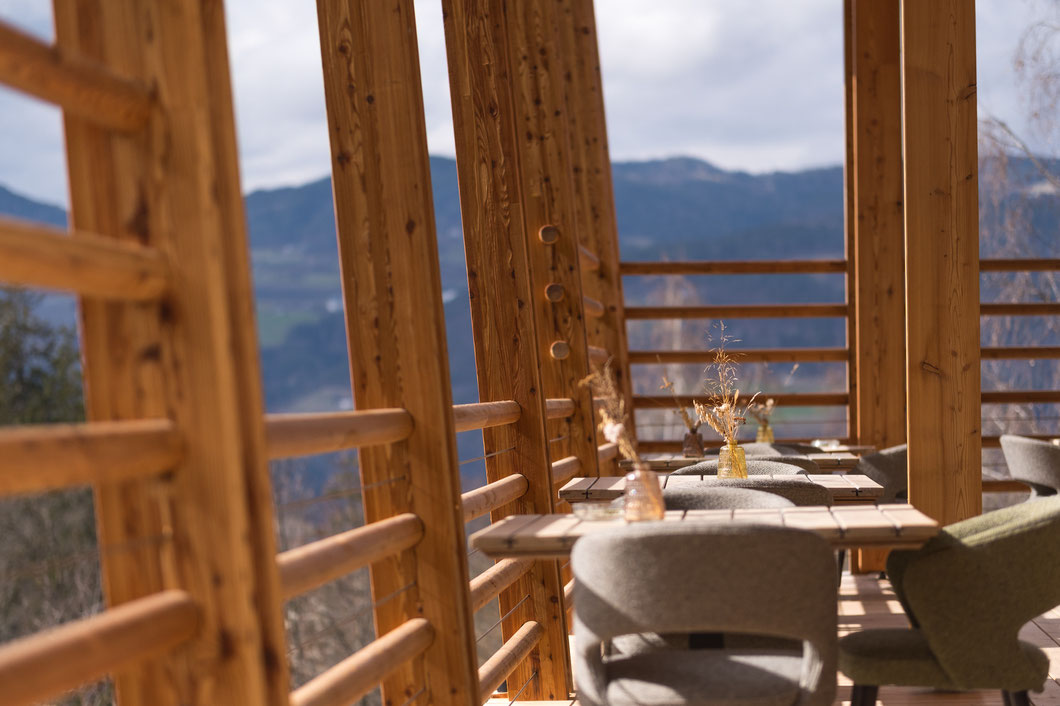 PRESULIS HIDEAWAY Luxusapartments in Völs am Schlern in Südtirol Schlern im Blick, Weinberge vor der Tür und feine Kulinarik am Teller: Das Presulis Hideaway in Völs am Schlern ist ein Rückzugsort für alle, die Design, Ruhe und Genuss 