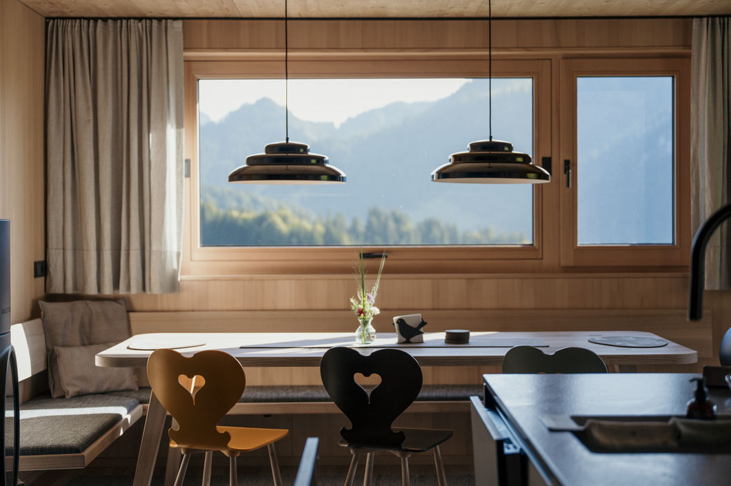 HALWINA HIDEAWAY eine Liebeserklärung an den Bregenzerwald Panoramafenster, Holzduft und der Bregenzerwald vor der Tür: Im HALWINA verschmilzt Natur mit Architektur zu einem Zuhause auf Zeit.