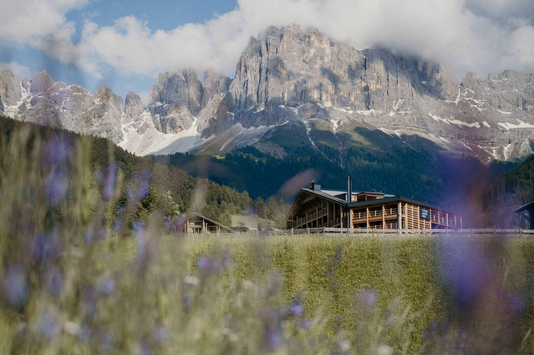 CYPRIANERHOF In den Dolomiten, am Fuße des Rosengartens Cultura Dolomiti – dort, wo die Berge den Ton angeben, Kultur zum Alltag gehört und man mit jedem Schritt ein Stück näher zu sich selbst findet.